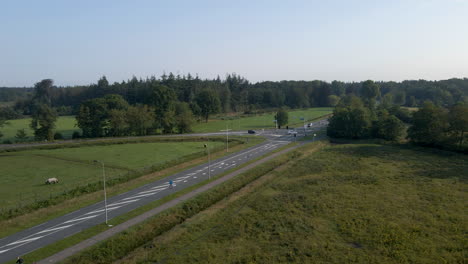 Jib-Abajo-De-La-Carretera-Que-Atraviesa-Una-Zona-Rural-De-Los-Países-Bajos