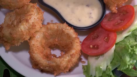 Fried-onion-rings-Appetizer-with-Close-Up-Spinning-on-a-Plate
