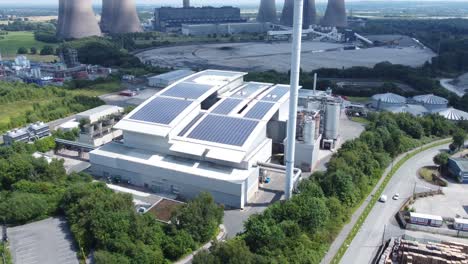 Saubere-Solardachanlage-Auf-Modernem-Bürogebäude-Luftbild-Mit-Kohlekraftwerk-Im-Hintergrund-Nach-Unten-Kippen