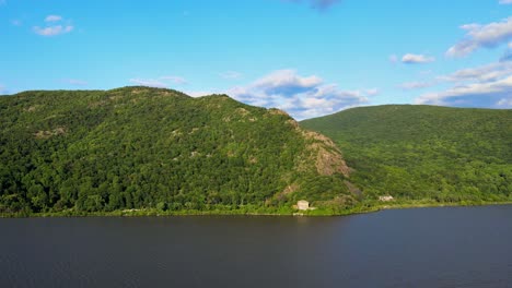 Luftdrohnenvideoaufnahmen-Des-Sommers-über-Dem-Hudson-River-Valley-In-Den-Hudson-Highlands-Mit-Flauschigen-Wolken-Und-Blauem-Himmel