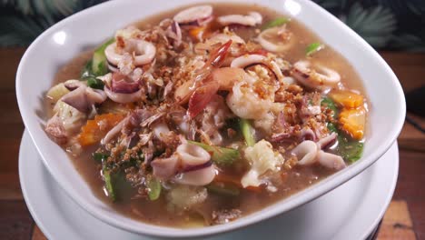 Authentisches-Gericht-Der-Thailändischen-Küche-Mit-Frisch-Gekochtem-Tintenfisch-In-Einer-Sich-Drehenden-Schüssel