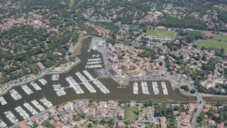 Drohnenaufnahmen-Der-Französischen-Hafenstadt-Capbreton-In-Der-Region-Aquitanien-Im-Süden-Frankreichs