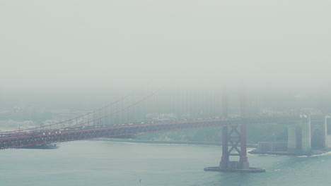 Ein-Nebliger-Blick-Auf-Die-Golden-Gate-Bridge,-Während-Der-Verkehr-Morgens-Hinüberfährt