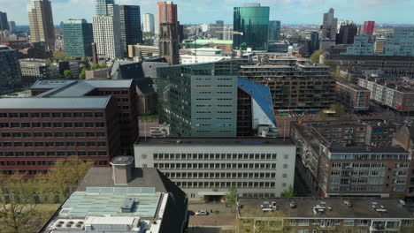 Bildungseinrichtung-Und-Stadtgebäude-Entlang-Botersloot-In-Rotterdam-Niederlande-Mit-World-Trade-Center-Tower-Im-Fernen-Hintergrund