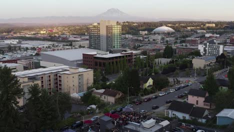 Luftaufnahme-Eines-Konzerts-Auf-Dem-Dach-Im-Stadtbild-Von-Tacoma,-Washington,-Usa