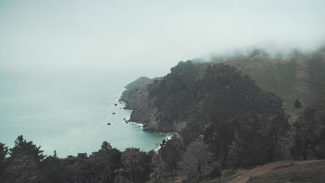 Wide-timelapse-shot-of-rolling-fog-and-waves-on-the-Califonia-coastline