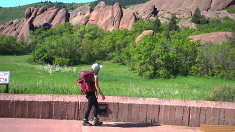 Wanderin-Mit-Rucksack-Im-Roxborough-State-Park,-Colorado-USA,-Zeitlupe,-Vollbild
