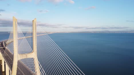 Umlaufende-Aufnahme-Der-Vasco-da-Gama-Brücke-In-Lissabon,-Die-Ihre-Wahre-Größe-Enthüllt