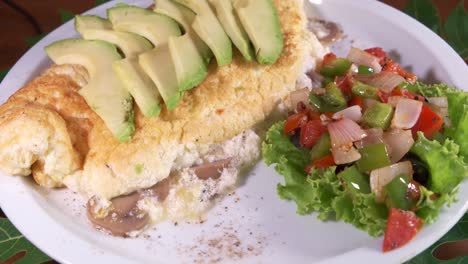 Ein-Köstliches-Omelett-Und-Beilagensalat-Mit-Geschnittener-Avocado