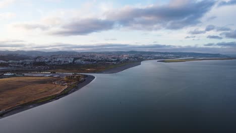 Luftvorbeiflug-Am-Fluss-Tejo-Und-Seinen-Kleinen-Buchten-In-Lissabon,-Portugal
