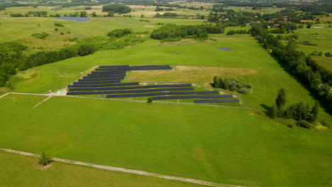Luftaufnahme-Einer-Riesigen,-Leistungsstarken-Station-Mit-Sonnenkollektoren,-Die-Strom-Erzeugen