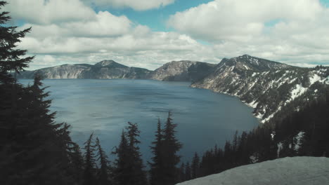 Wide-shot-of-crater-lake-national-park