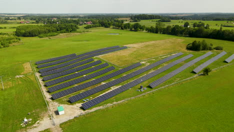 Photovoltaikzellenbauernhof-In-Einem-Ländlichen-Dorf-In-Der-Nähe-Von-Zielenica-In-Nordpolen