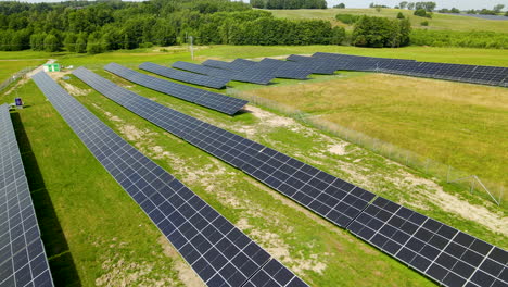 Luftbild-Von-Oben-Auf-Das-Solarkraftwerk-Mit-Einer-Großen-Menge-An-Solarzellen