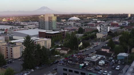 überfüllte-Menschen-Während-Eines-Dachkonzerts-Auf-Dem-Stadtbild-Von-Tacoma,-Washington-In-Den-Vereinigten-Staaten