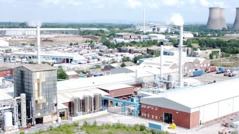Almacén-Industrial-Planta-De-Energía-Refinería-Edificios-Bajo-Chimenea-Baldío-Vista-Aérea-Empujar-Hacia-La-Derecha