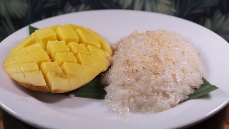 Authentisches-Thailändisches-Dessert-Mit-Klebrigem-Reis,-Das-Sich-Auf-Dem-Teller-Dreht