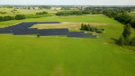 Luftaufnahme-Einer-Solarenergiefarm---Sonnenkollektoren,-Polnische-Landschaft---4k