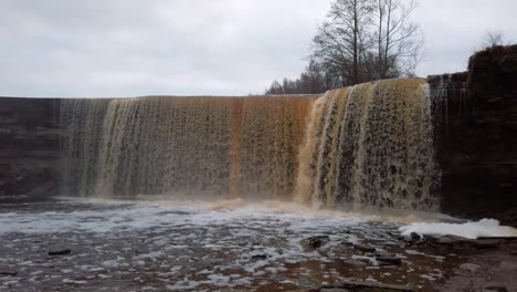 Estland,-Spektakulärer-Jägala-Wasserfall-Von-Vorne-An-Einem-Bewölkten-Und-Frühen-Wintertag