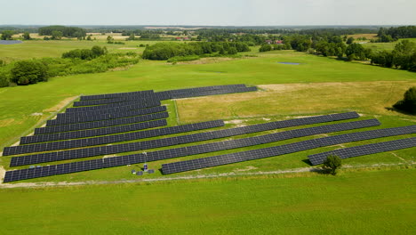 Luftbild-über-Solaranlage-In-Polen-An-Einem-Sonnigen-Tag