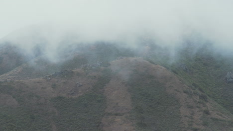 La-Niebla-Rueda-Por-La-Ladera-De-Una-Montaña-En-La-Costa-De-California