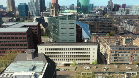 Exteriores-De-Edificios-Modernos-En-Rotterdam,-Países-Bajos-Con-El-Centro-De-Comercio-Mundial-En-Segundo-Plano