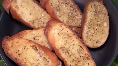Sliced-Garlic-Bread-in-a-Black-Pan-or-Plate
