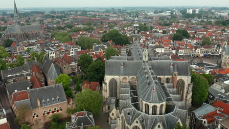 Famosa-Iglesia-Gótica-En-Gouda,-Países-Bajos-Cerca-De-Gouwekerk