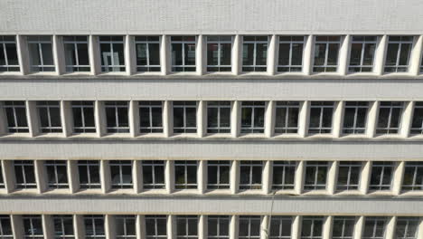 Exterior-Y-Ventanas-Del-Edificio-En-Un-Día-Soleado-En-Rotterdam,-Países-Bajos