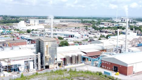 Almacén-Industrial-Planta-De-Energía-Refinería-Edificios-Bajo-Chimenea-Baldío-Vista-Aérea-Marcha-Atrás-Dolly-Izquierda