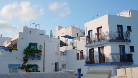 Panoramablick-Auf-Weiß-Getünchte-Gebäude