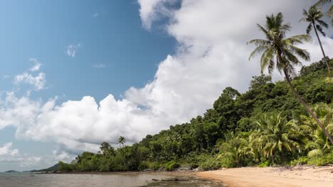 Zeitraffer-Eines-Strandes-In-Thailand-Mit-Kumuluswolken,-Die-Sich-über-Dem-Dschungelhintergrund-Bilden