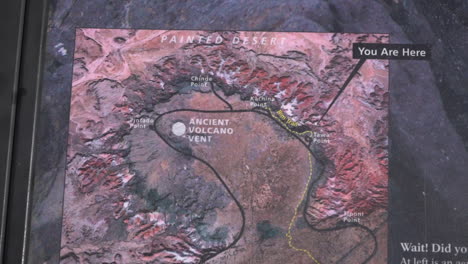 Bemaltes-Wüstenschild-Und-Karte,-Nationalpark-Petrified-Forest,-Arizona,-USA,-Neigung-Nach-Unten