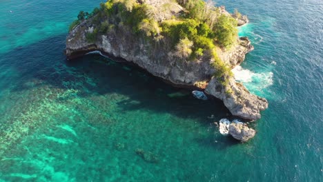 Cinematic-aerial-video-of-Tropical-Island-with-turquoise-water-waves-crushing-rocky-cliffs,-Crystal-Bay-Beach,-nusa-penida,-bali,-Indonesia