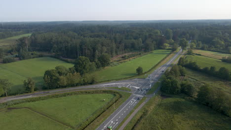 Hoher-Ausleger-Nach-Unten-Von-Einer-Belebten-Kreuzung-Auf-Der-Straße-Im-Ländlichen-Holland