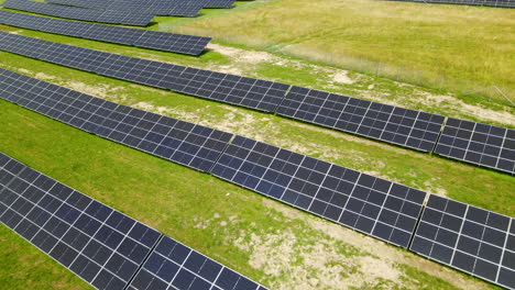 Luftaufnahme-Der-Grünen-Wiese-Mit-Sonnenkollektoren-Für-Die-Stromerzeugung-Aus-Erneuerbaren-Energien