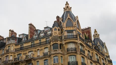 Wolken,-Die-über-Schöne-Pariser-Architektur-In-Paris-Rollen---Zeitraffer
