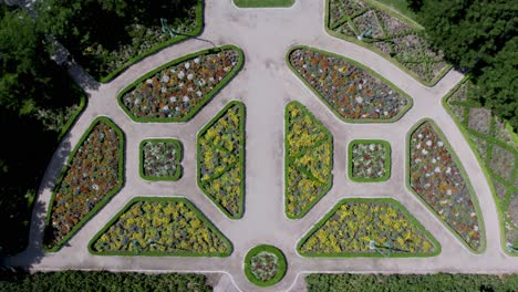 Innenhof-Blumenlandschaftsgestaltung-Auf-Gehweg-Im-Freien---Vogelperspektive-Aus-Der-Luft
