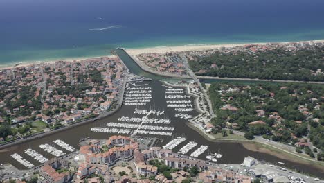 Vistas-Aéreas-De-Drones-De-La-Ciudad-De-La-Playa-Vieux-bocau-les-bains-En-El-Sur-De-Francia