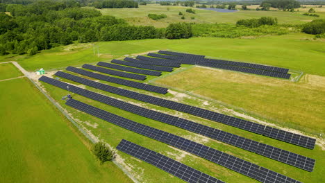 Luftaufnahme-über-Photovoltaische-Solaranlagen,-Die-Während-Der-Sonne-Erneuerbare-Energie-Erzeugen