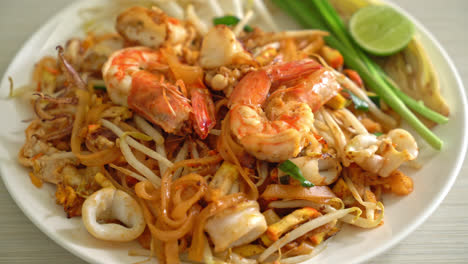 Pad-Thai-Seafood---Stir-fried-noodles-with-shrimps,-squid-or-octopus-and-tofu-in-Thai-style
