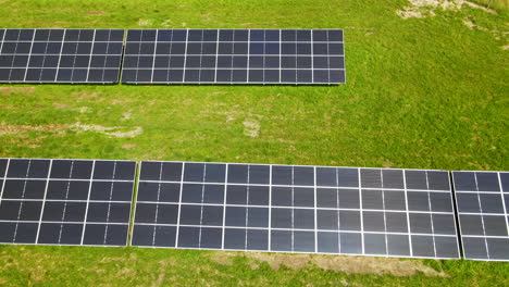 Flug-Von-Oben-Nach-Unten-über-Sonnenkollektoren-Feld-Grüne-Energie-Saubere-Energieerzeugung