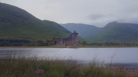 Tranquil-Scenery-With-Kilchurn-Castle-On-Loch-Awe-In-Scotland---wide,-static-shot