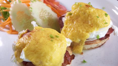 Eggs-Benedict-Frühstück-Mit-Pochierten-Eiern-Und-Speck-Auf-Muffins