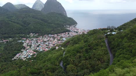 Las-Hermosas-Montañas-De-La-Isla-De-Santa-Lucía-En-Las-Islas-Del-Caribe