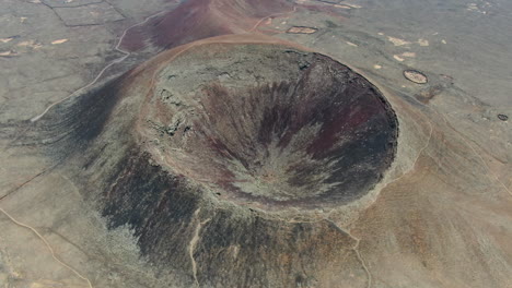 Tiro-A-Gran-Altura-De-Uno-De-Los-Volcanes-Bayuyo-Es-Un-Conjunto-De-Conos-Volcánicos-Que-Entraron-En-Erupción-Al-Mismo-Tiempo,-Siguiendo-Una-Línea-Casi-Recta