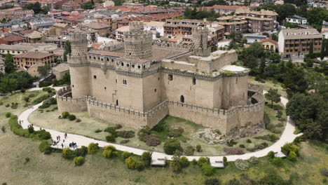 Neue-Burg-Von-Manzanares-El-Real-An-Den-Ausläufern-Der-Sierra-De-Guadarrama-Neben-Dem-Stausee-Von-Santillana