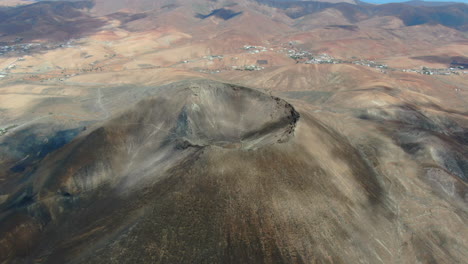 Drone-Shot-Sobre-Los-Volcanes-Bayuyo-Es-Un-Conjunto-De-Conos-Volcánicos-Que-Entraron-En-Erupción-Al-Mismo-Tiempo,-Siguiendo-Una-Línea-Casi-Recta