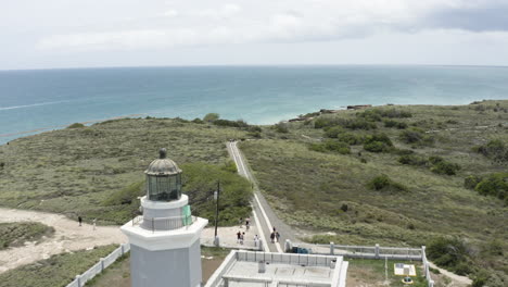 Luftflug-über-Den-Faro-Morrillos-Leuchtturm-In-Cabo-Rojo-In-Richtung-Des-Karibischen-Ozeans-Puerto-Rico