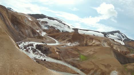 Scenic-volcanic-Kerlingarfjöll-range-with-geothermal-steam,-FPV-drone